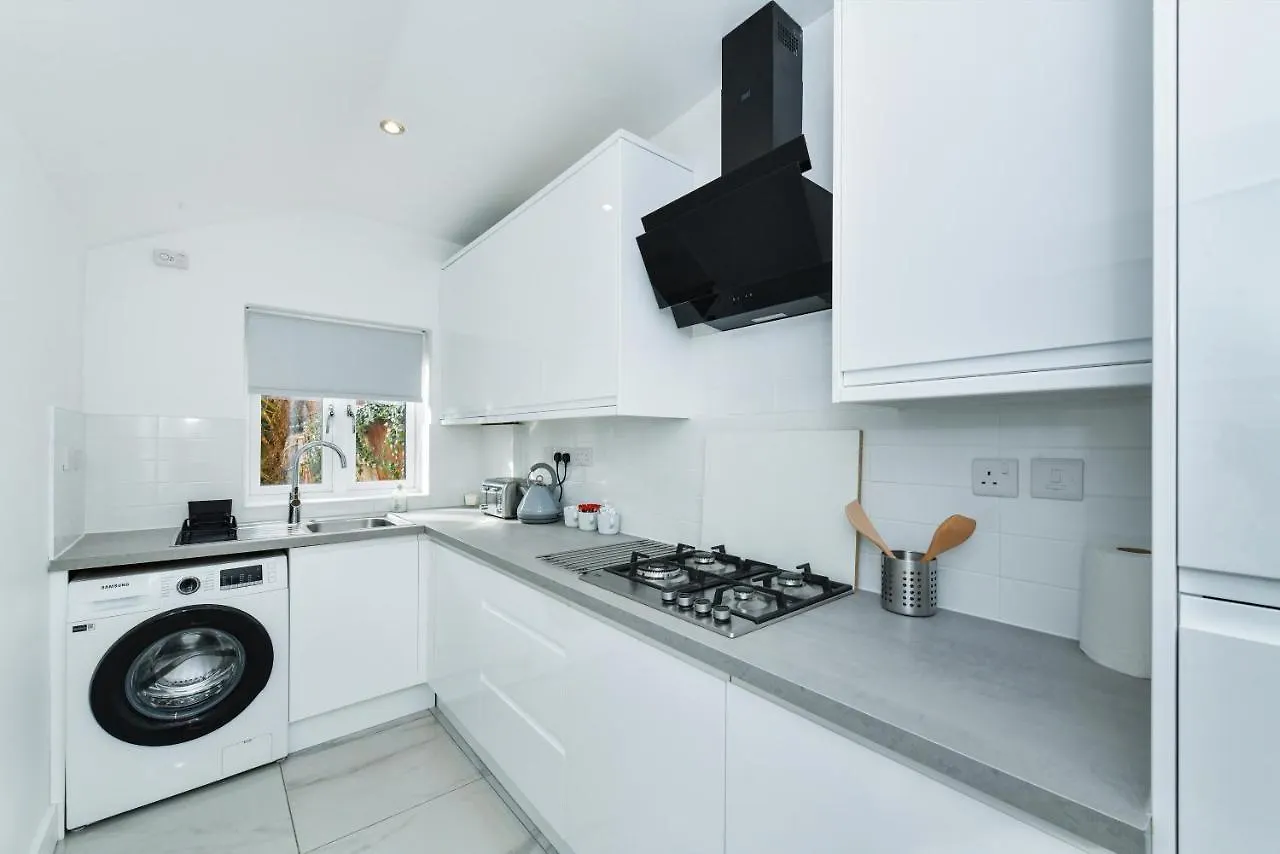 Claude House - Charming 4Bedroom Home Nottingham 0*,  United Kingdom